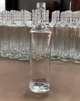 Bouteilles en verre de 375 ml, 500 ml, 750 ml et 1000 ml de capacité pour la vodka avec capot à vis GPI