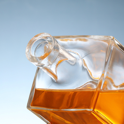 Logo personnalisé Bouteille de whisky en verre de 500 ml pour vodka gin vin de fruits Bouteille de montagne décolleté