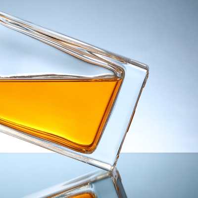 Logo personnalisé Bouteille de whisky en verre de 500 ml pour vodka gin vin de fruits Bouteille de montagne décolleté