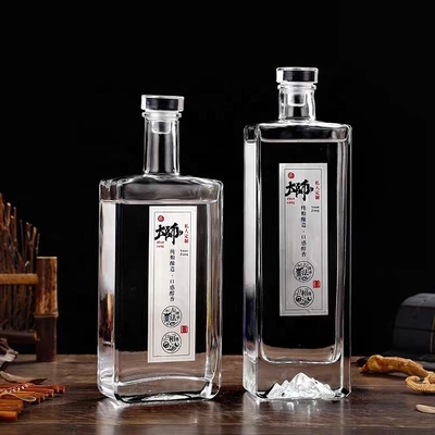 Matériau de base Super Flint Glass Impression personnalisée Bouteille de gin carré pour et OEM Bienvenue