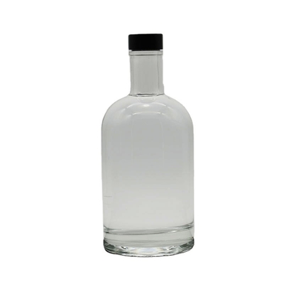 Bouteille de vodka de 750 ml avec texture glacée et matériau en verre blanc cristallin