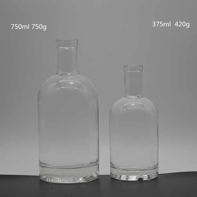 Bouteille de vodka de 750 ml avec texture glacée et matériau en verre blanc cristallin