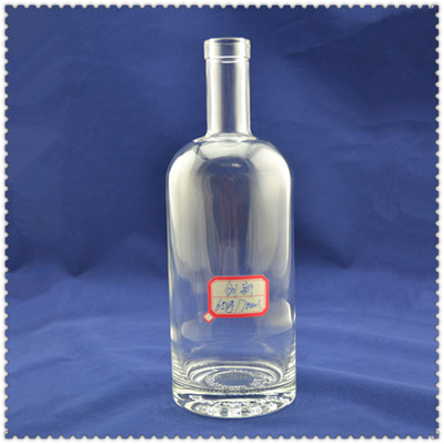 Bouteille de vodka de 750 ml avec texture glacée et matériau en verre blanc cristallin
