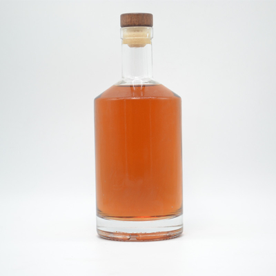 Bouteille de vodka de 750 ml avec texture glacée et matériau en verre blanc cristallin