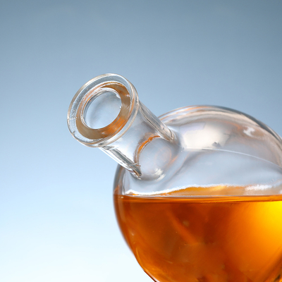 Bouteille de tequila, gin, whisky et vodka avec matériau blanc cristallin