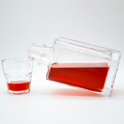 Bouteille en verre vide de 500 ml de capacité de matériau blanc cristallin pour la vodka et le whisky