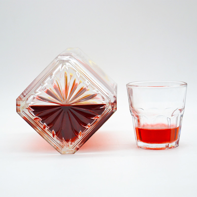Bouteille en verre vide de 500 ml de capacité de matériau blanc cristallin pour la vodka et le whisky