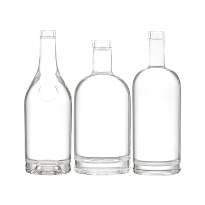 500 ml de liquide noir en or, alcools brandy, whisky, vodka, dans des bouteilles en verre de 750 ml, avec bouchon