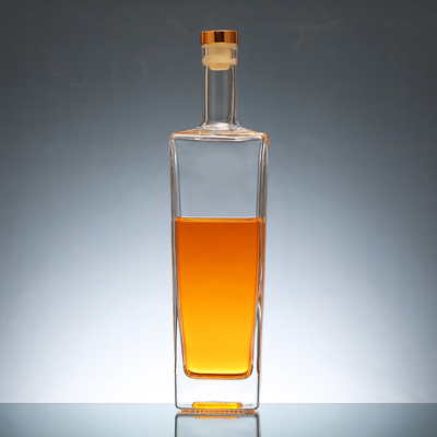 Bouteille en verre de vodka de 750 ml avec bouchon et matériau transparent