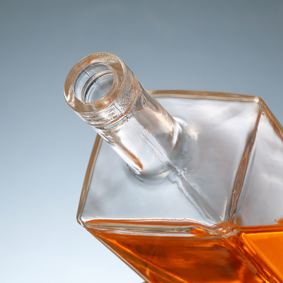 Bouteille en verre de vodka de 750 ml avec bouchon et matériau transparent