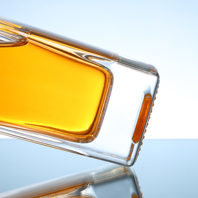 Bouteille en verre de vodka de 750 ml avec bouchon et matériau transparent