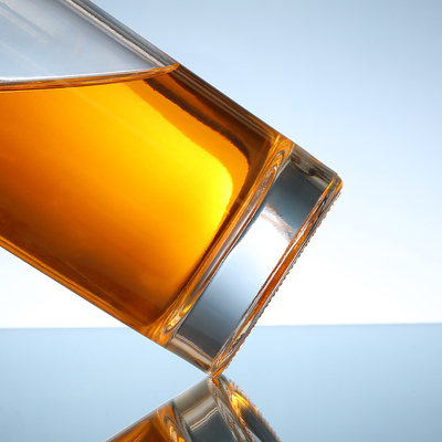 Bouteille en verre de vodka de 750 ml avec bouchon et matériau transparent