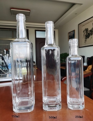500 ml d'huile d'olive et de liqueurs spiritueuses vides 700 ml 750 ml de vodka noire et bouteilles en verre de whisky