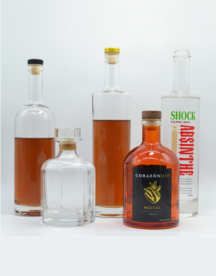 Un pistolet de whisky glacé bleu clair unique en forme de 700 ml 500 ml bouteille de gin vide pour l'alcool