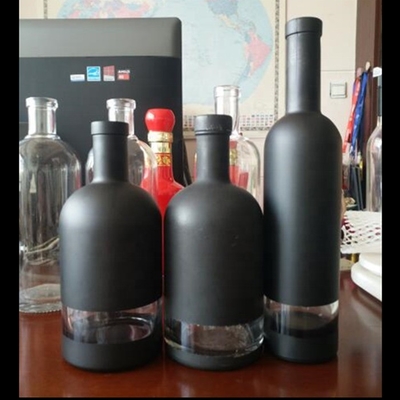 Bouteille de boisson en verre Super Flint de 750 ml en noir et blanc mat avec étiquette personnalisée