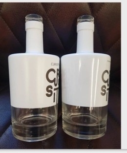 Bouteille de boisson en verre Super Flint de 750 ml en noir et blanc mat avec étiquette personnalisée
