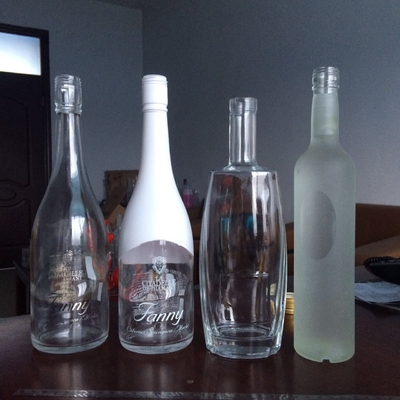 Bouteille de boisson en verre Super Flint de 750 ml en noir et blanc mat avec étiquette personnalisée