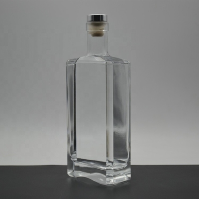 Bouteille en verre de whisky de 700 ml carré avec matériau en verre blanc cristallin et style en relief