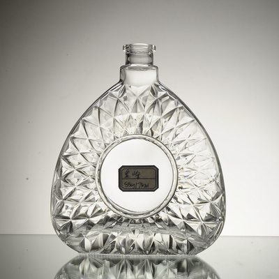Bouteille en verre de whisky de 700 ml carré avec matériau en verre blanc cristallin et style en relief