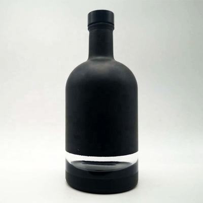 Bouteille en verre de vodka à l'esprit avec bouchon Guala et produit au logo en relief
