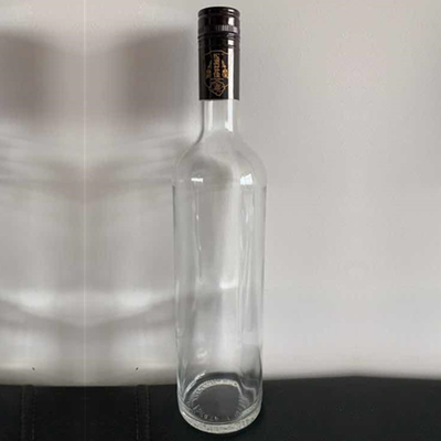 Matériau en verre Super Flint 700 ml Bouteille en verre à long cou clair Vodka avec liège