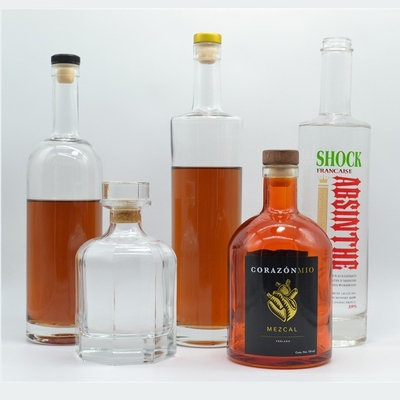 Bouteille en verre pour boissons industrielles de 750 ml avec surface de pulvérisation de couleur et décal