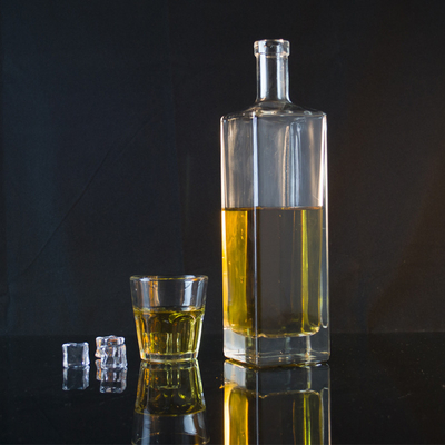Bouteille de whisky classique de 700 ml avec bouchon en verre Matériau du corps Super Flint Matériau en verre