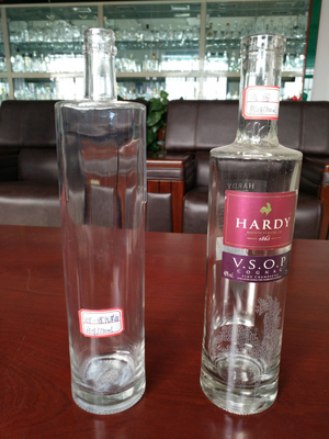 750 ml de cognac whisky gin bouteille en verre avec le matériau Super Flint et personnaliser le design