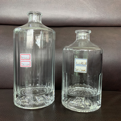 Bouteille en verre de vin en couleur claire pour whisky de marque