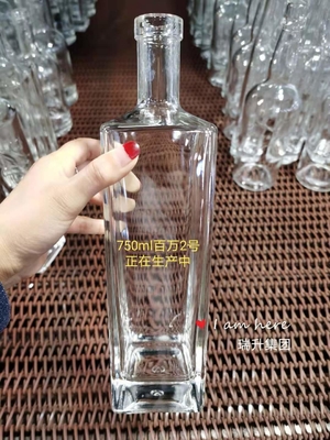 500 ml 700 ml 750 ml Bouteille en verre carré de 1 litre en matériau blanc cristallin pour les spiritueux
