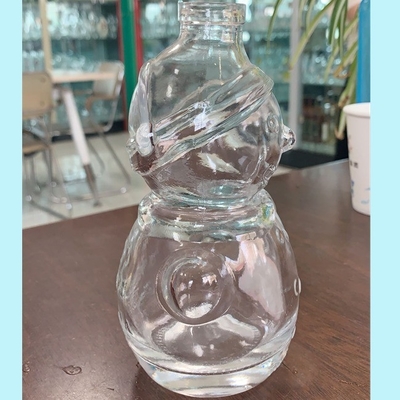 Bouteille de whisky en forme de bonhomme de neige transparente en verre de flint avec une surface décalée