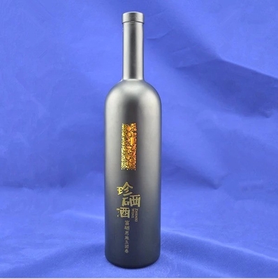 Bouteille en verre de whisky de 750 ml noir avec surface décale et système de fermeture en liège