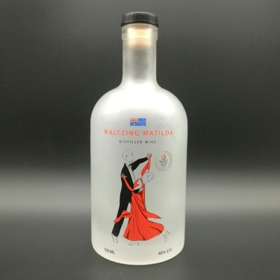 Bouteille en verre de whisky vodka de 700 ml avec du verre cristallin et un look sophistiqué