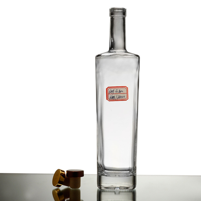 Matériau en verre super silex Bouteille en verre de forme polygonale unique pour le gin spiritueux Vodka Idéal