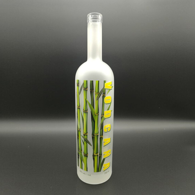 Bouteille en verre de whisky vodka de 700 ml avec du verre cristallin et un look sophistiqué