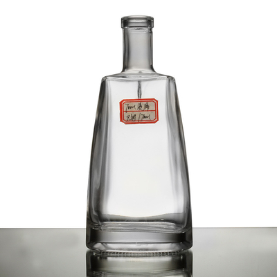 Matériau en verre super silex Bouteille en verre de forme polygonale unique pour le gin spiritueux Vodka Idéal