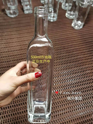 Bouteille de verre vide transparente de 750 ml de vodka et de liqueur avec type d'étanchéité liège/vis/guala