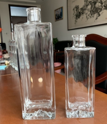 Matériau en verre Super Flint Impression personnalisée Bouteille en verre carré pour bouteille de gin haut de gamme