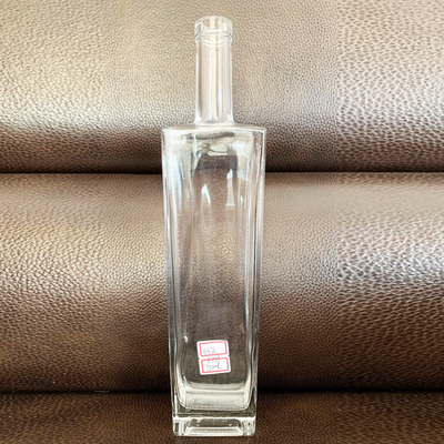 Bouteille de verre carrée de 700 ml pour boissons industrielles avec surface décale et finition noire mate