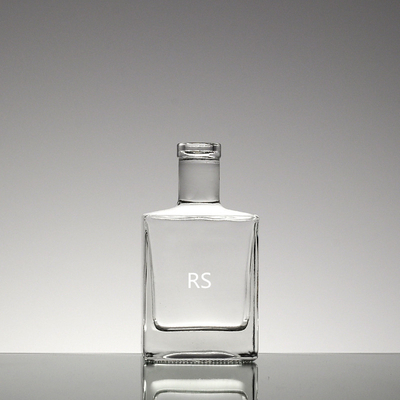 Impression de logo peut personnaliser de l'alcool blanc cristallin dans une bouteille en verre en forme de papillon de 0,5 l