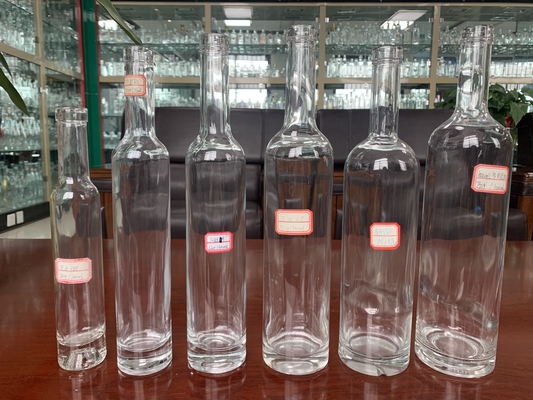Bouteille de vodka en verre clair de 1 litre avec manipulation de surface de gel et autre procédé profond
