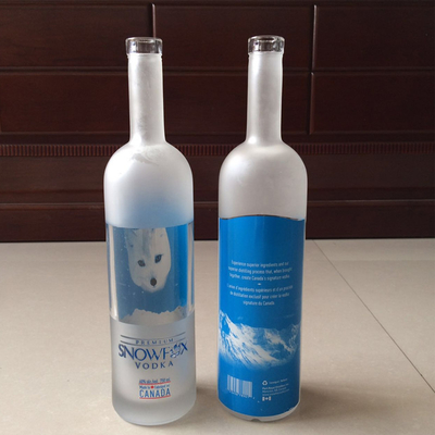 Bouteille de vodka en verre clair de 1 litre avec manipulation de surface de gel et autre procédé profond