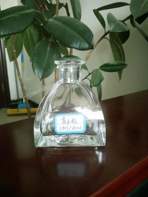 Bouteille en verre de parfum de petite capacité de conception sophistiquée pour des solutions d'emballage durables