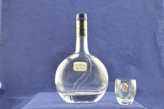 Bouteilles en verre de vodka de 750 ml vides et transparentes avec un design transparent