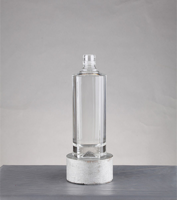 Bouteille en verre de vodka pour le traitement des surfaces rondes