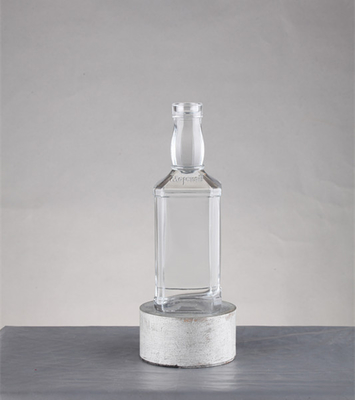 Bouteille en verre de vodka pour le traitement des surfaces rondes