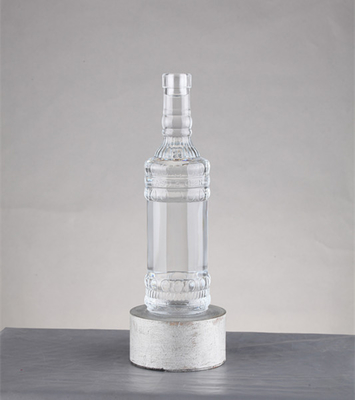 Bouteille en verre de vodka pour le traitement des surfaces rondes