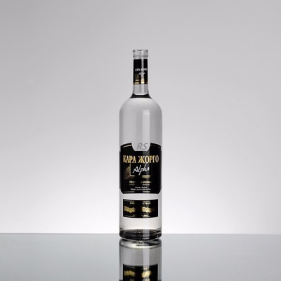 La surface décalée donne une bouteille de verre transparent pour la vodka russe à un prix abordable