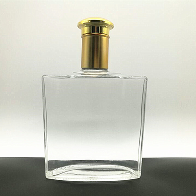 La surface décalée donne une bouteille de verre transparent pour la vodka russe à un prix abordable