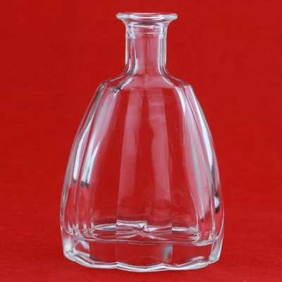 La surface décalée donne une bouteille de verre transparent pour la vodka russe à un prix abordable